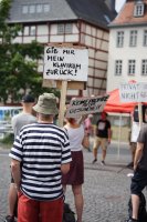 Protest 2020 in Gießen: Gruppe von Menschen, im Vordergrund ein Schild: »Gib mir mein Klinikum zurück!«