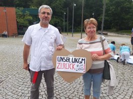 Protest 2020 in Gießen: zwei Personen halten zusammen ein Pappschild in Herzsymbolform: »Unser UKGM zurück zum Land!«