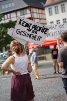 Protest 2020 in Gießen: auf einem Pappschild steht »Keine Profite mit der Gesundheit«