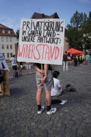 Protest 2020 in Gießen: »Privatisierung im ganzen Land - Unsere Antwort: Widerstand!« steht auf einem großen Pappschild